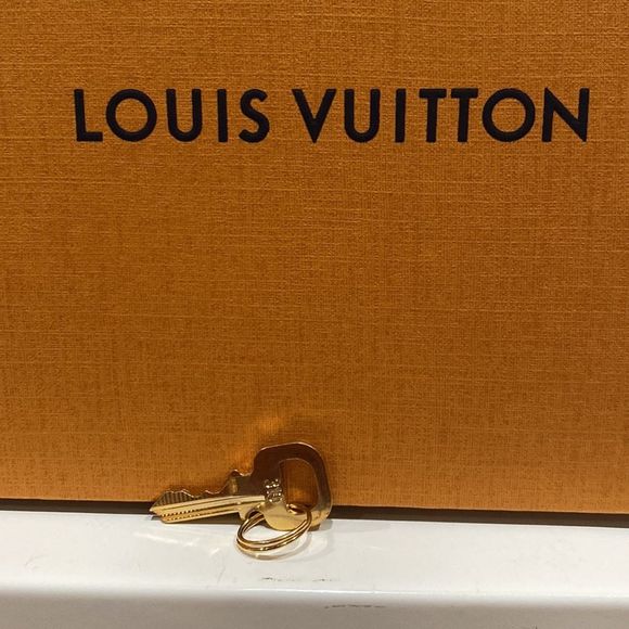 Authentic Louis Vuitton key to lock 319 Curieuse Lumineuse - Picture 3 of 5